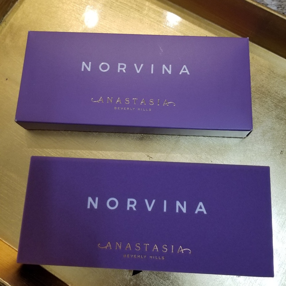 🔆 BRAND NEW IN THE BOX. NEVER USED OR SWATCHED🔆